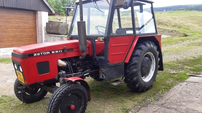 Prodám traktor Zetor 5718. Motor Zetor 6911, plně funkční, nové zadní pneu, posilovač řízení,